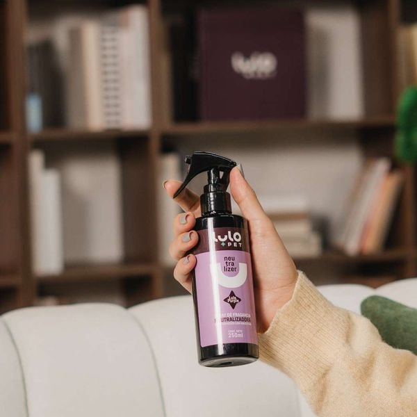 Neutralizer Purple en la mano, en una sala