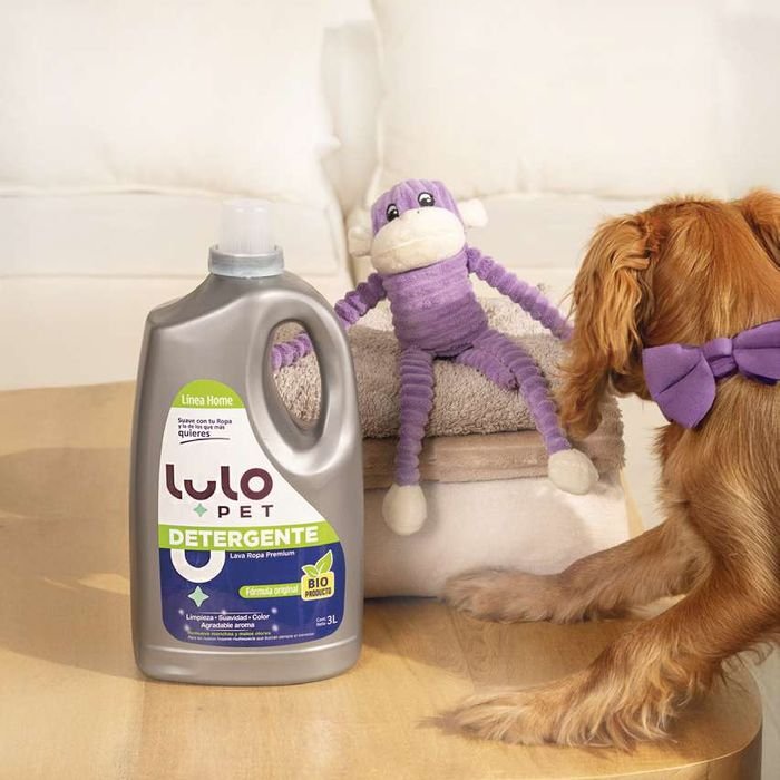 Detergente Líquido LuloPet de 3 litros junto a un perro